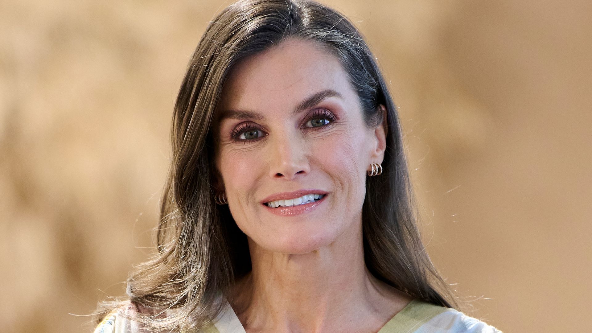 Reina Letizia con vestido estampado en la Adolfo Domínguez Fashion House 
