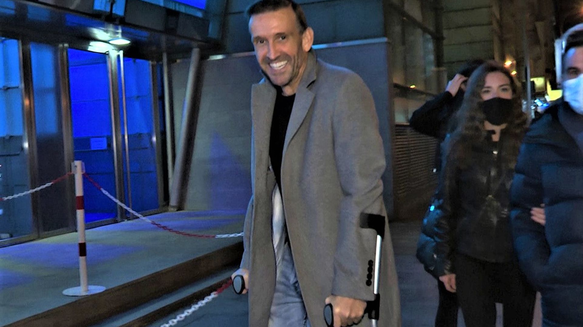 Carlos Sánchez, exmarido de Luján Argüelles, reaparece con muletas tras su gravísimo accidente
