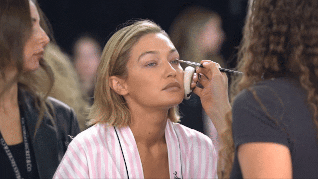 gigi hadid en el backstage de victorias secret