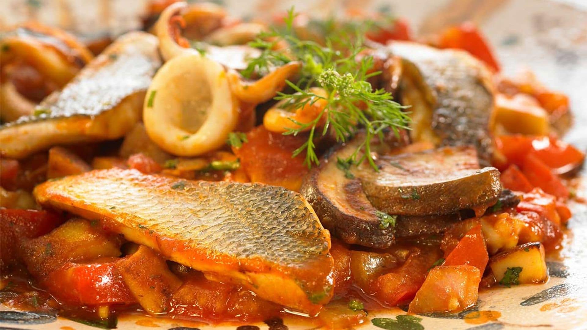 Lubina guisada con calamares y verduras