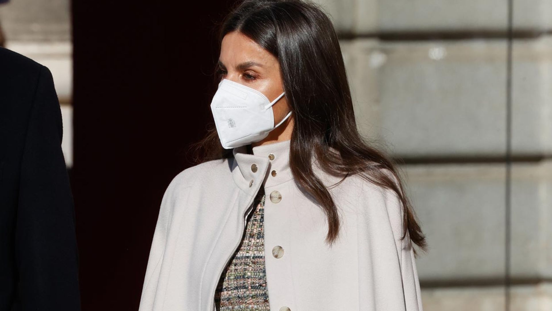 La Reina recupera su vestido de 'tweed' más misterioso y lo transforma con una capa