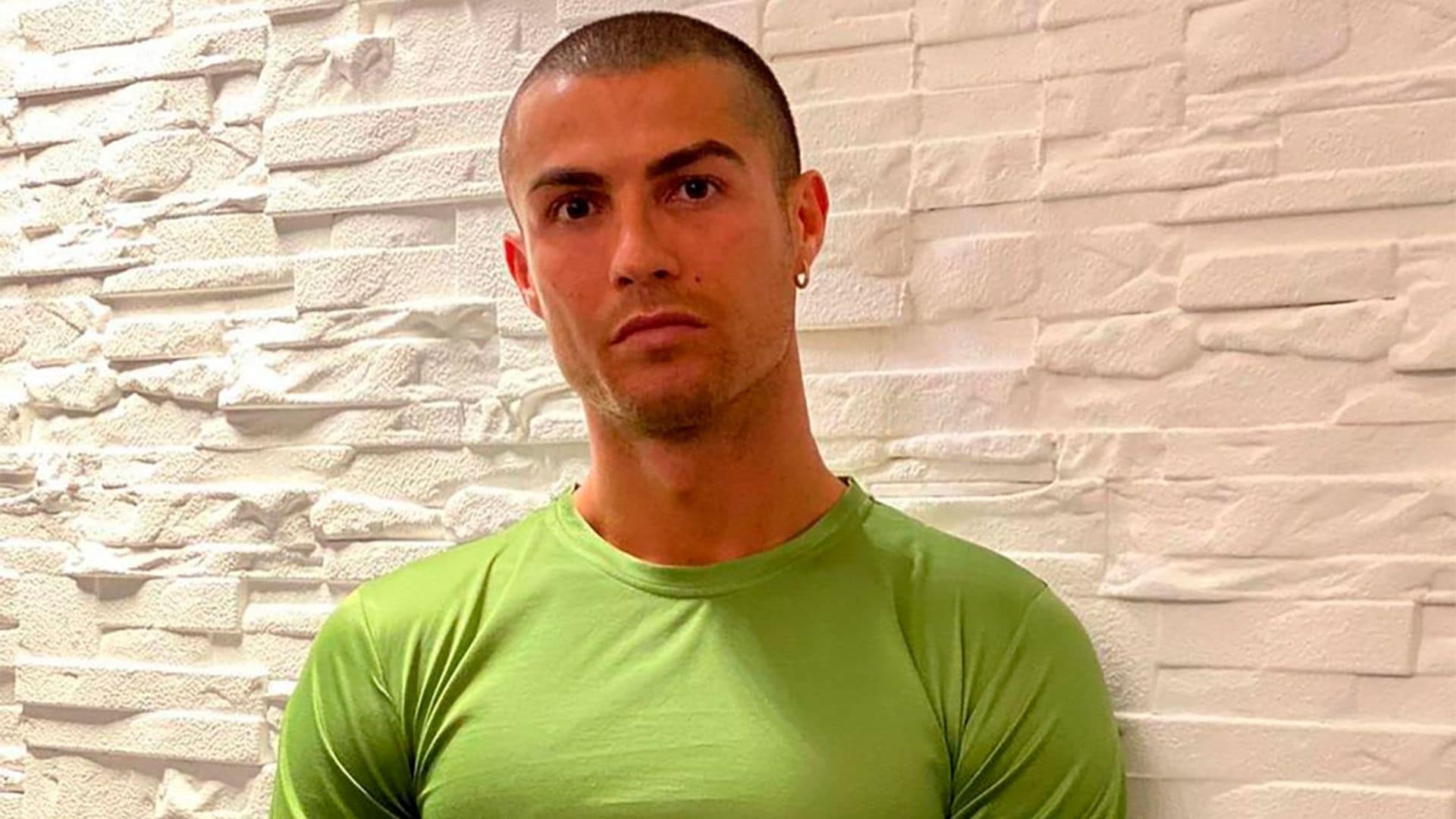 A través de cristales y con besos a distancia, así es el contacto de Cristiano Ronaldo con Georgina tras su positivo en Covid-19