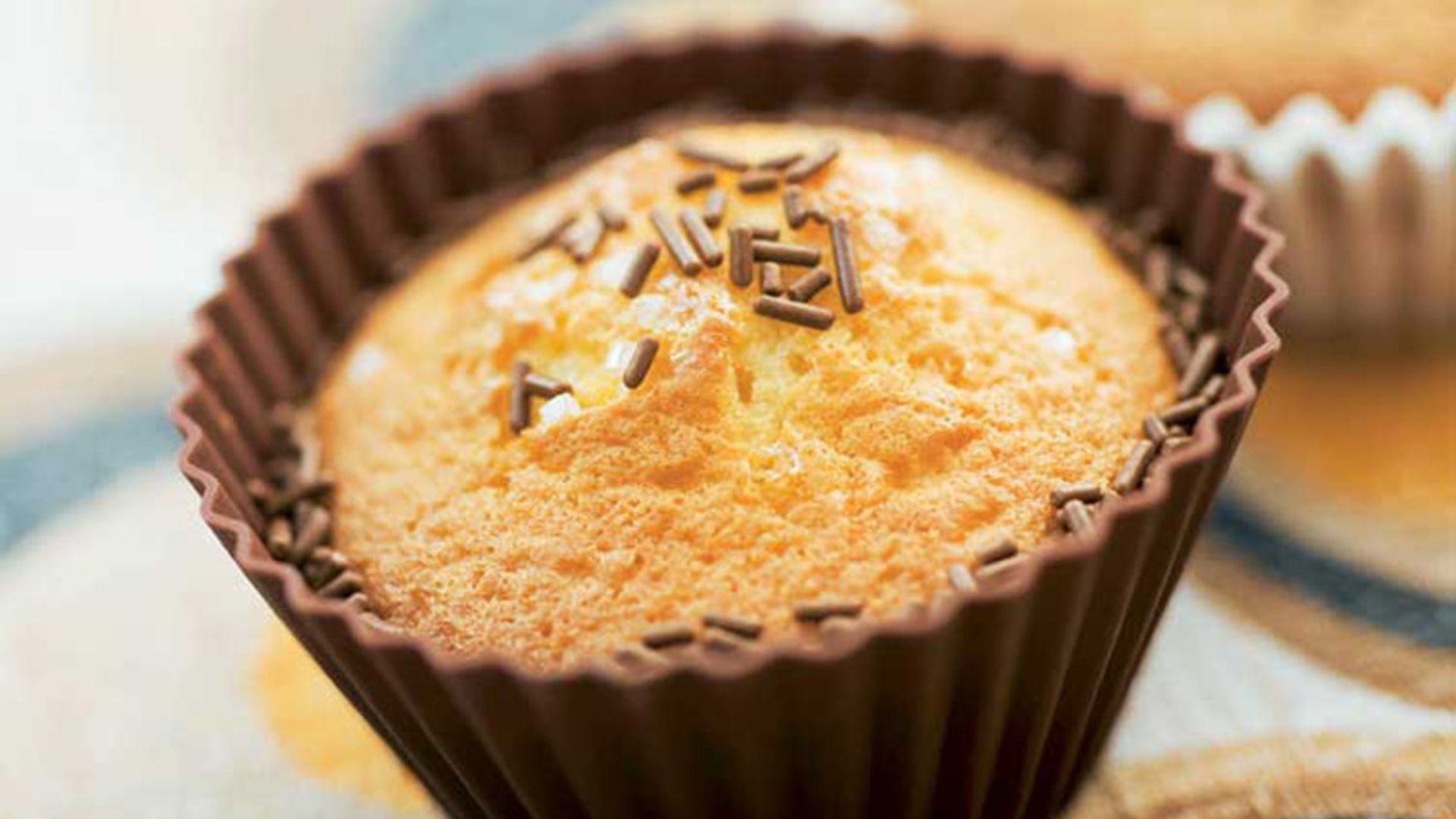 Magdalenas de naranja con fideos de chocolate