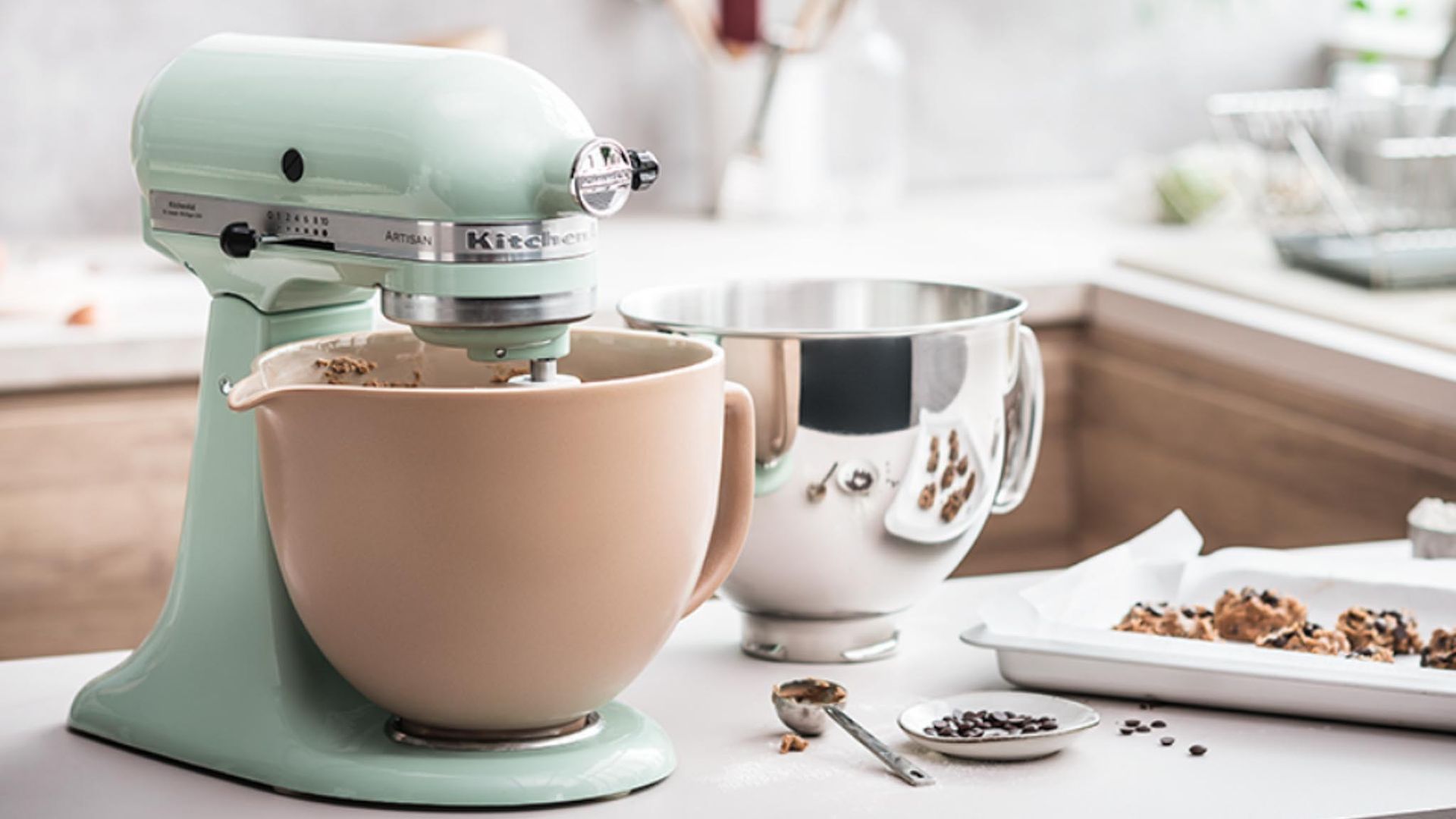 Amasadora Kitchen Aid Verde Menta en encimera con 'cookies' recién hechas.