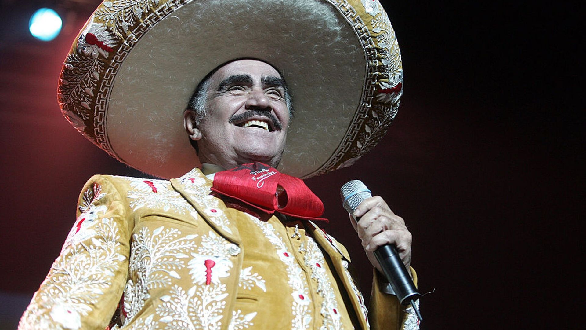 Vicente Fernández se encuentra con sedación mínima y depende de ventilación para respirar