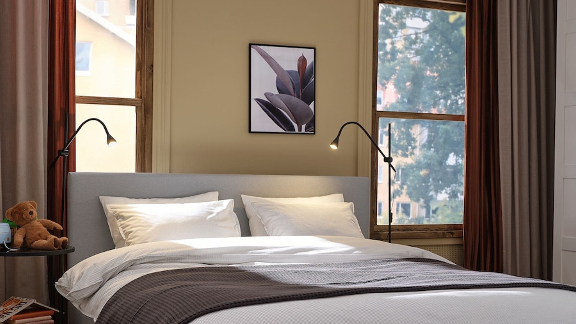 Dormitorio con paredes lino, ventanas de madera, cama tapizada en gris caro, alfombra, suelo de madera, lámparas de pie a ambos lados de la cama 