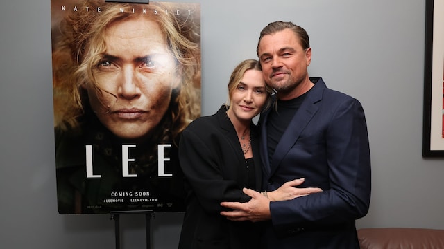 Plano medio de Kate Winslet y Leonardo DiCaprio posando con la portada de la nueva película 'Lee'