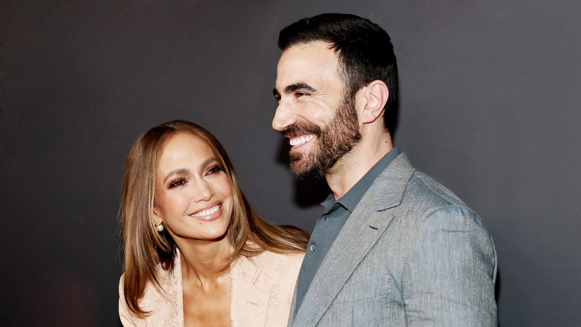 Jennifer Lopez y Brett Goldstein en un evento de Netflix en Nueva York el 13 de mayo de 2026