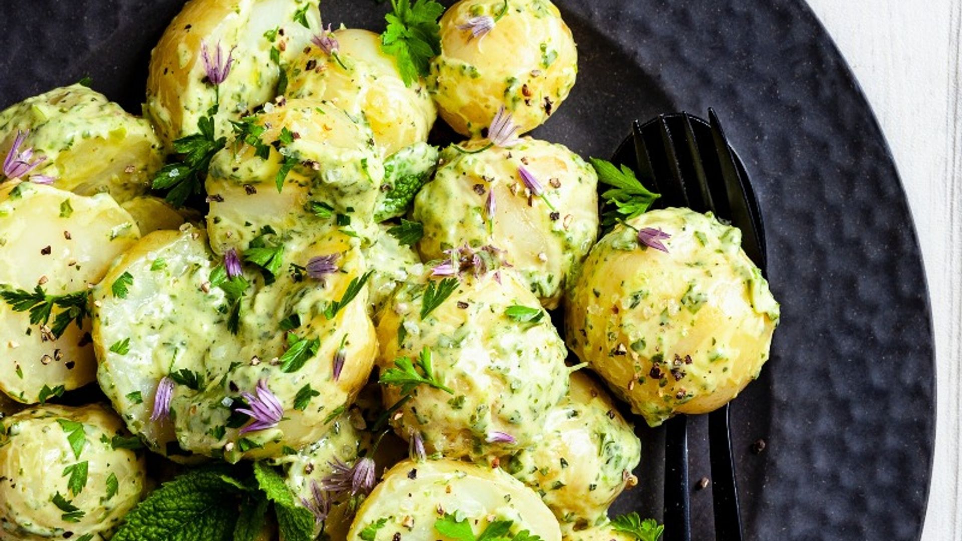 Ensalada de patatas con 'green goddess dressing'