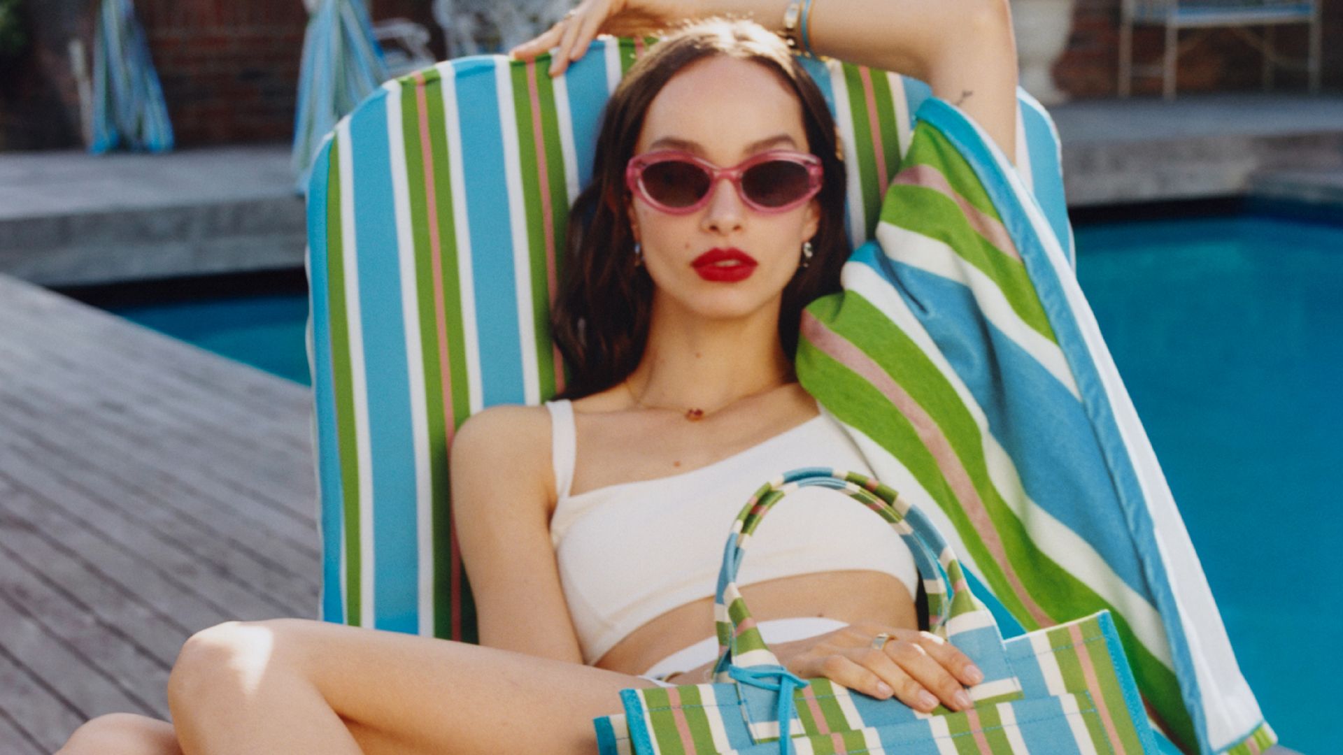 Así consigo transformar cualquier look básico de verano, con estos trucos que siguen las editoras de moda