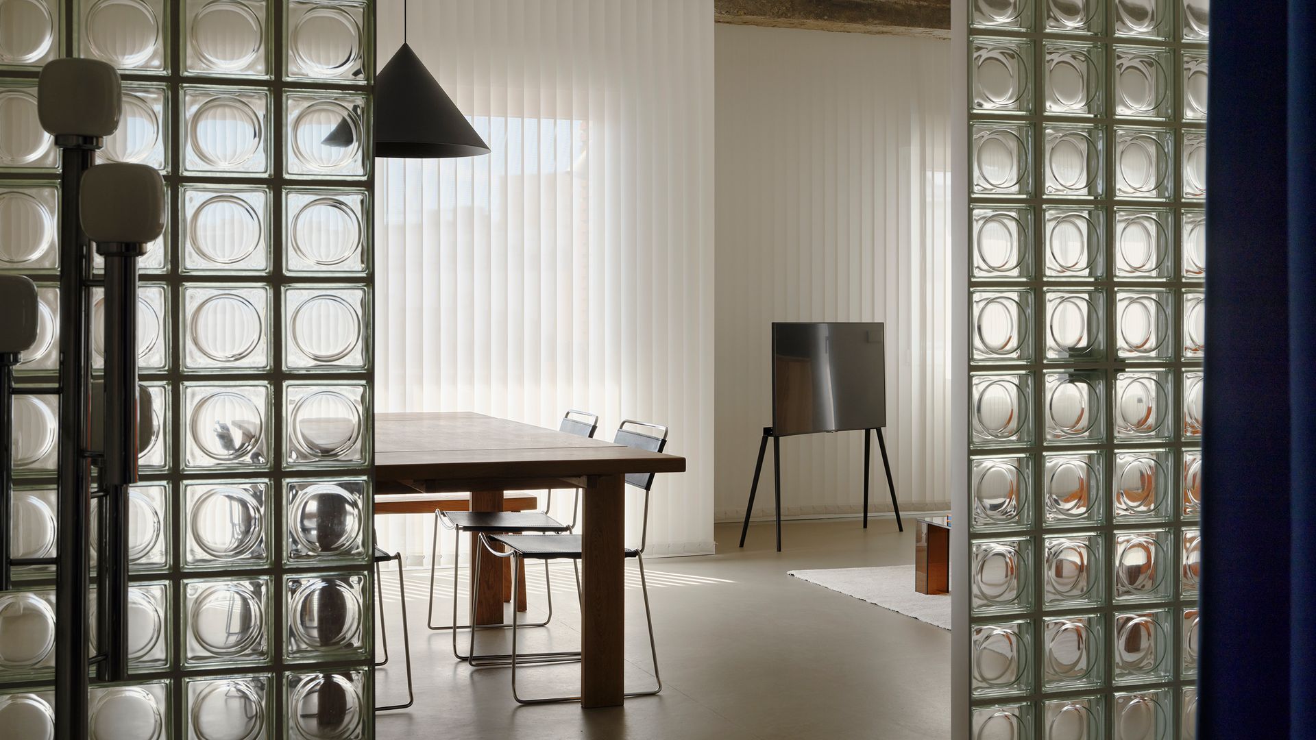 Entrada casa con tabiques de pavés al comedor y al salón