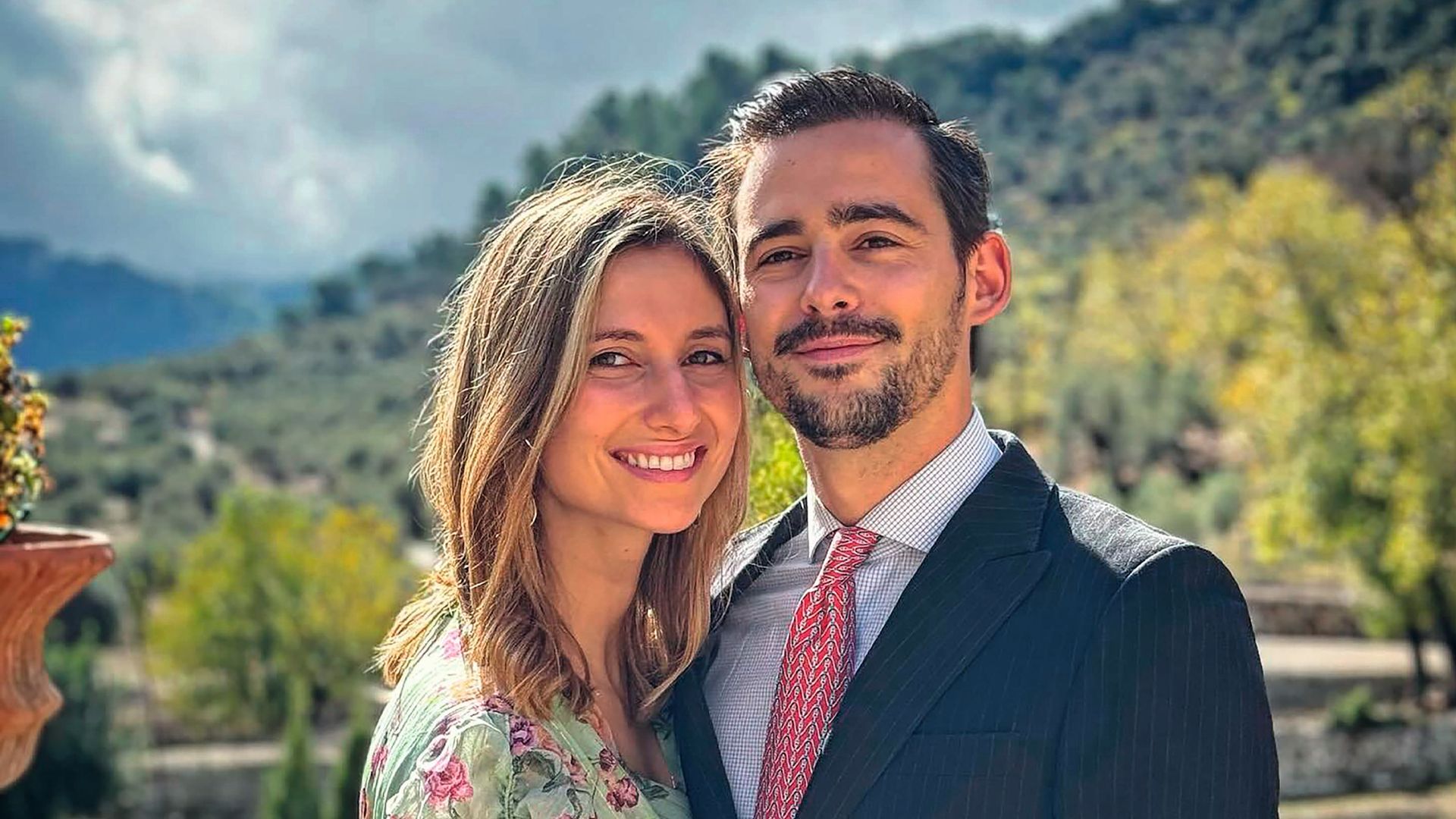 Mirko Sajonia-Coburgo Gotha tiene 31 años y es especialista en cirugía general y del aparato digestivo en el hospital Nuestra Señora del Rosario, y Marta, de la misma edad, se especializó en anestesiología y reanimación