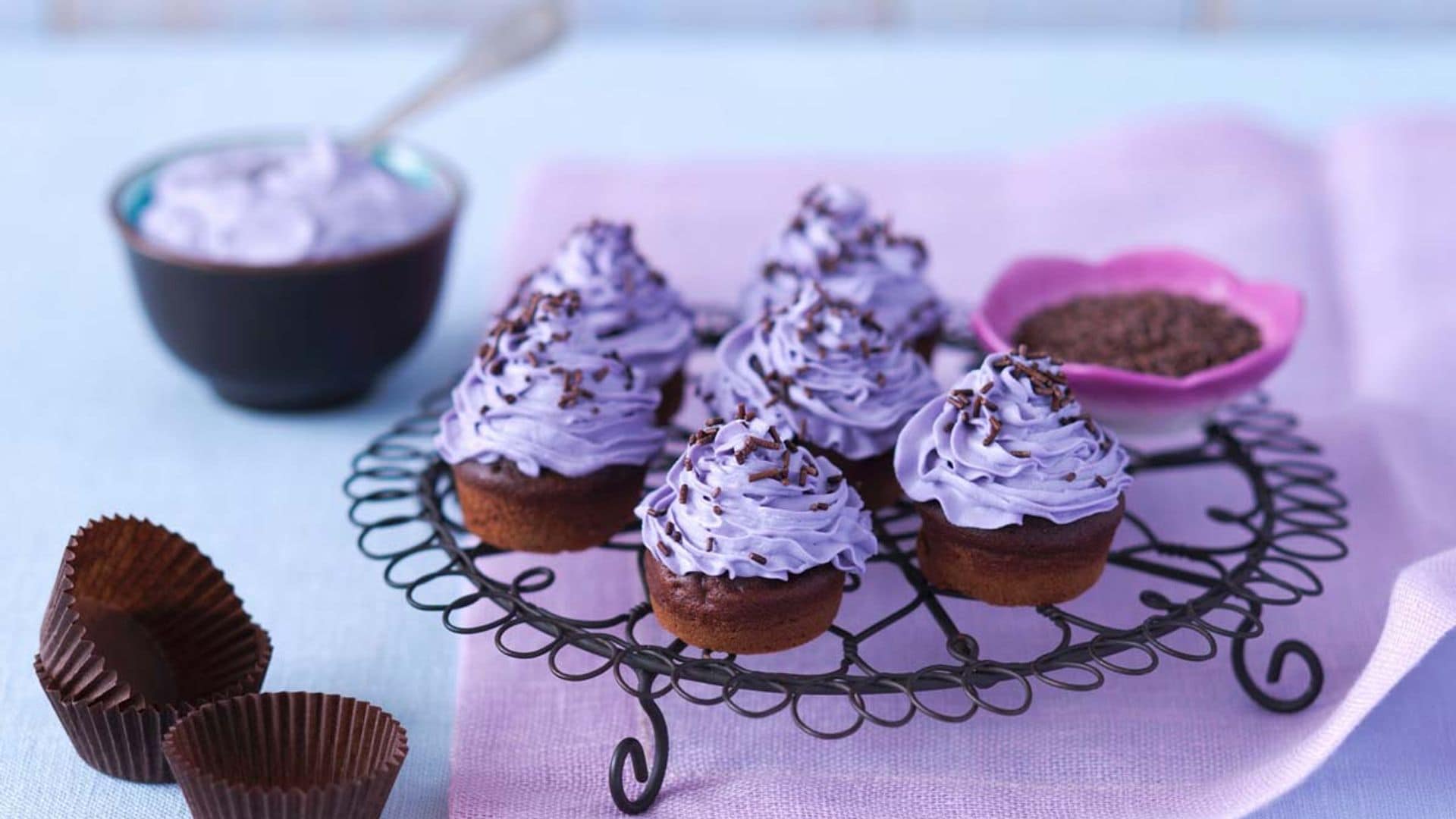 Mini 'cupcakes' de chocolate y violeta