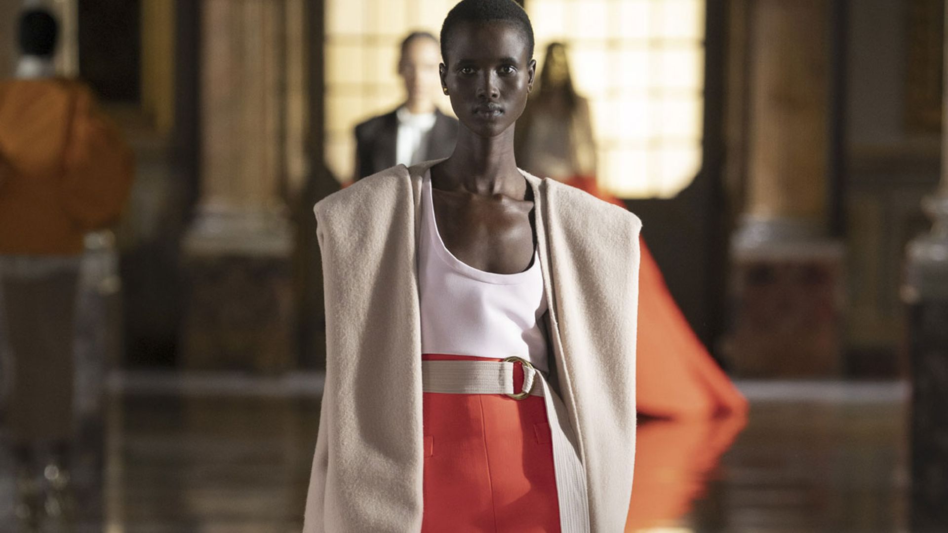 Valentino se 'cuela' desde Roma en la Alta Costura de París y sin su tradicional color rojo
