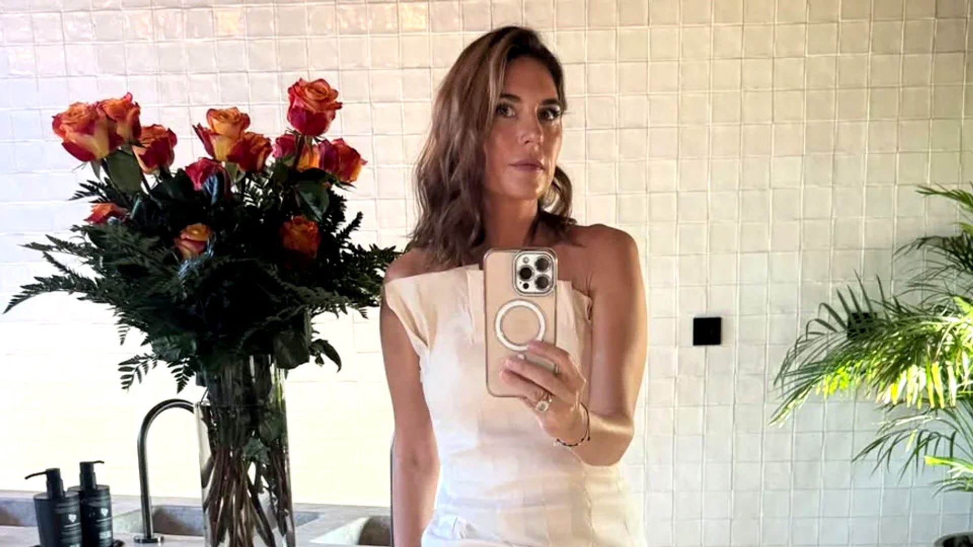 Lourdes Montes conquista Málaga de blanco con el vestido de firma española que demuestra por qué siempre acierta como invitada