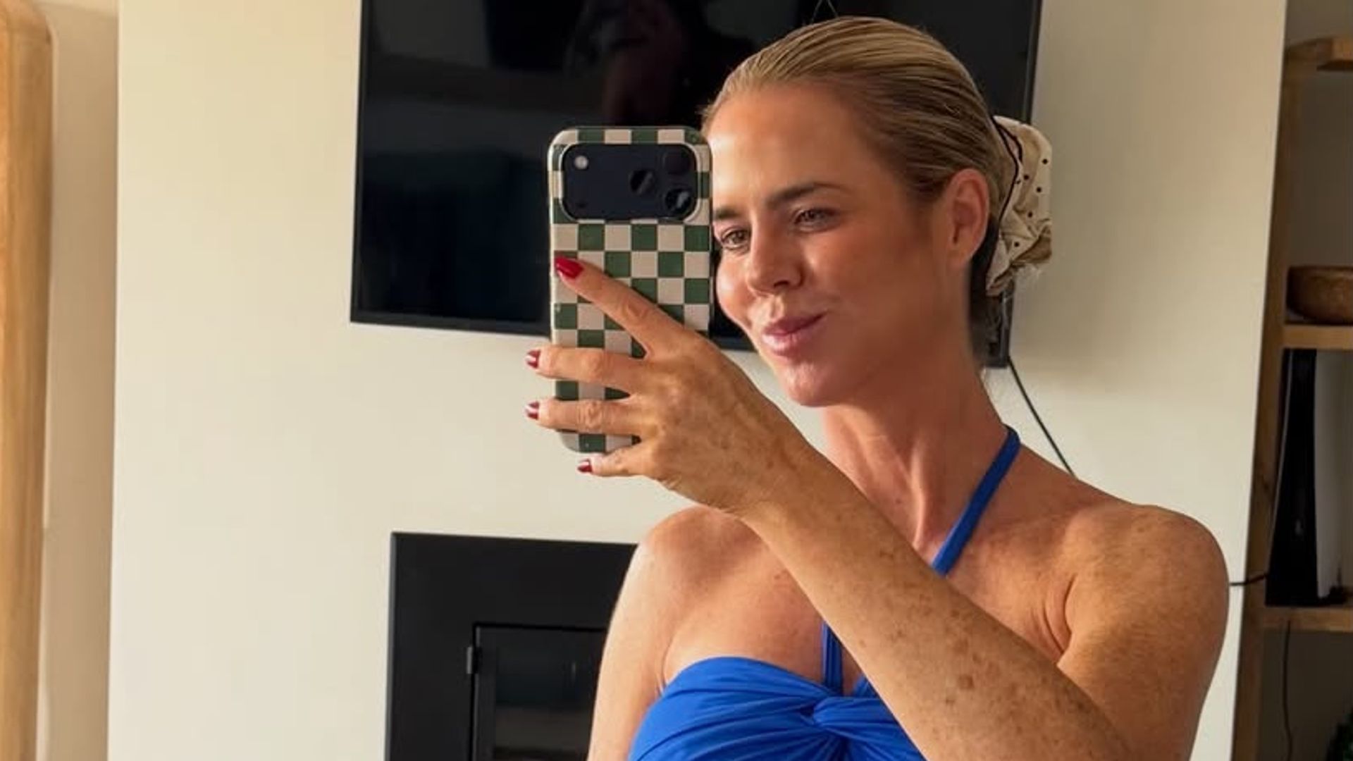 Amelia Bono sorprende con sus looks para un día de playa en Marbella: vestido salvaje de Zara y bañador con truco para afinar la cintura