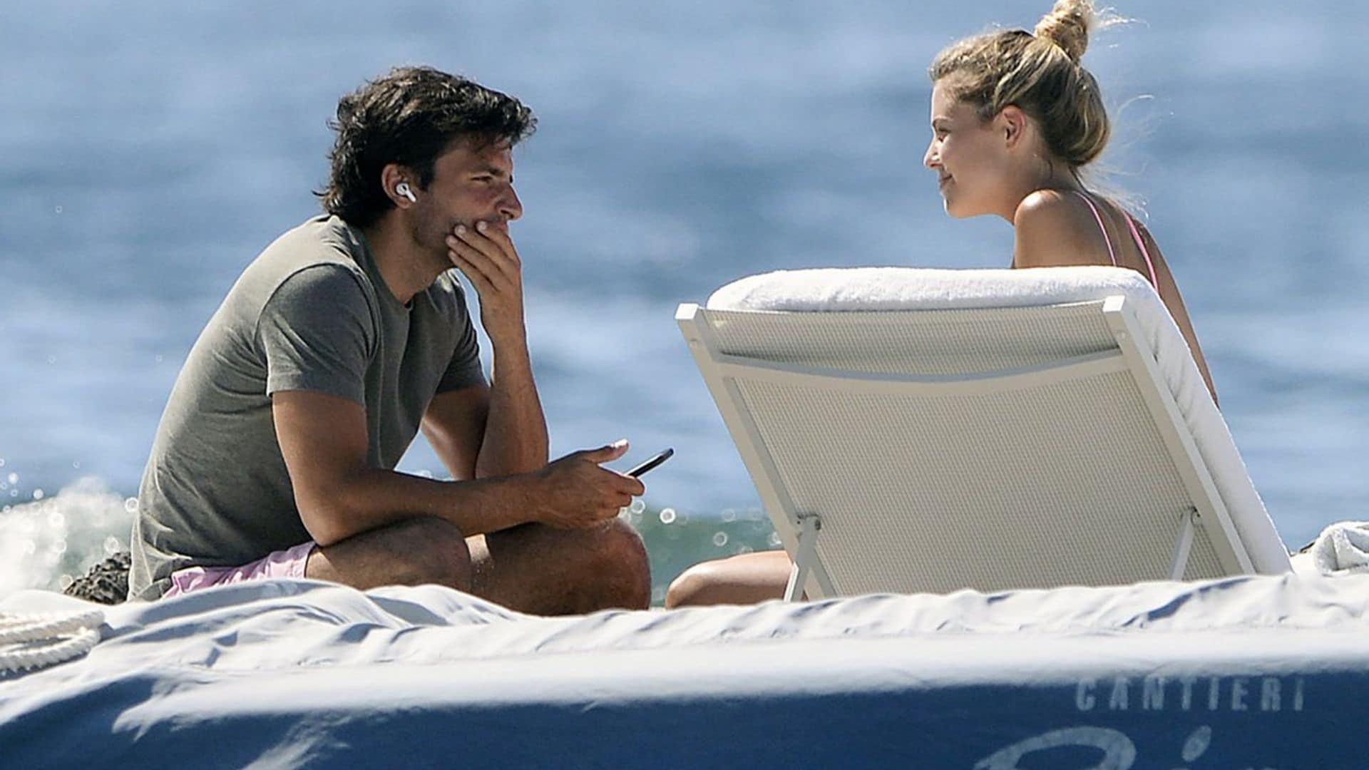Carlos Sainz, Jr., e Isabel Hernáez, los príncipes de la Fórmula 1, en su verano de ensueño en Mallorca