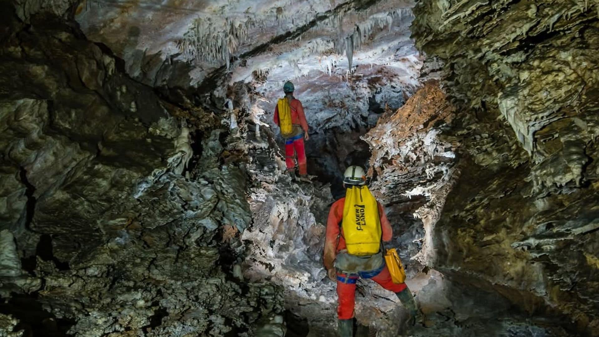 La impresionante supercueva descubierta en Málaga que llevaba 30 años oculta bajo tierra
