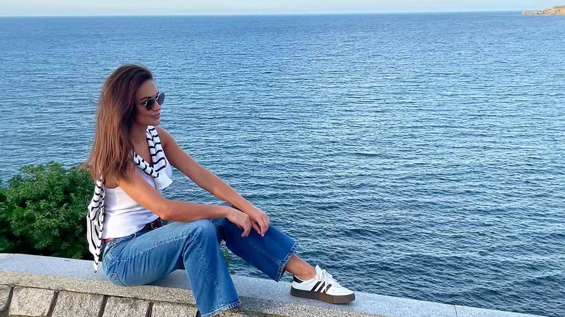 Ni Honduras ni el Caribe, la espectacular playa asturiana donde se esconde Lara Álvarez: resguardada por acantilados y a 5 minutos de Gijón