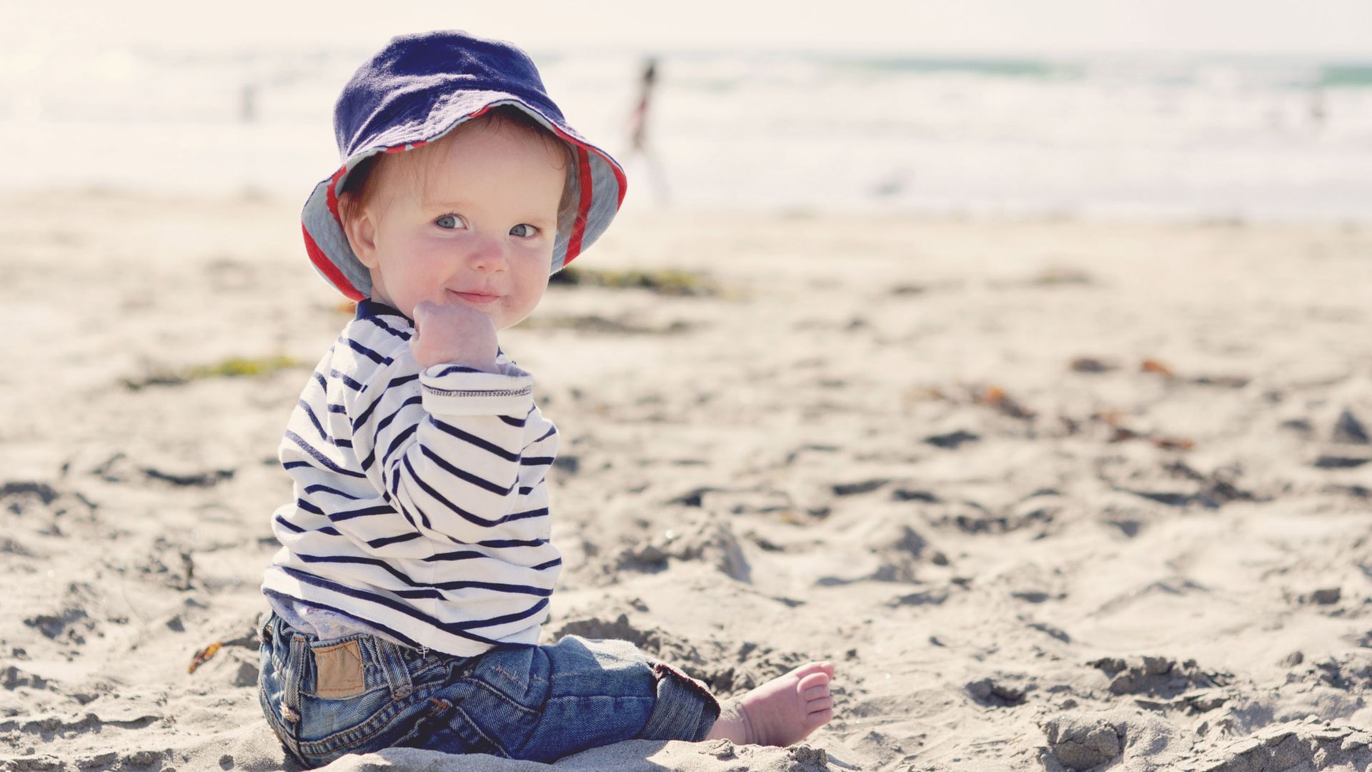 Niño pequeño en la playa
