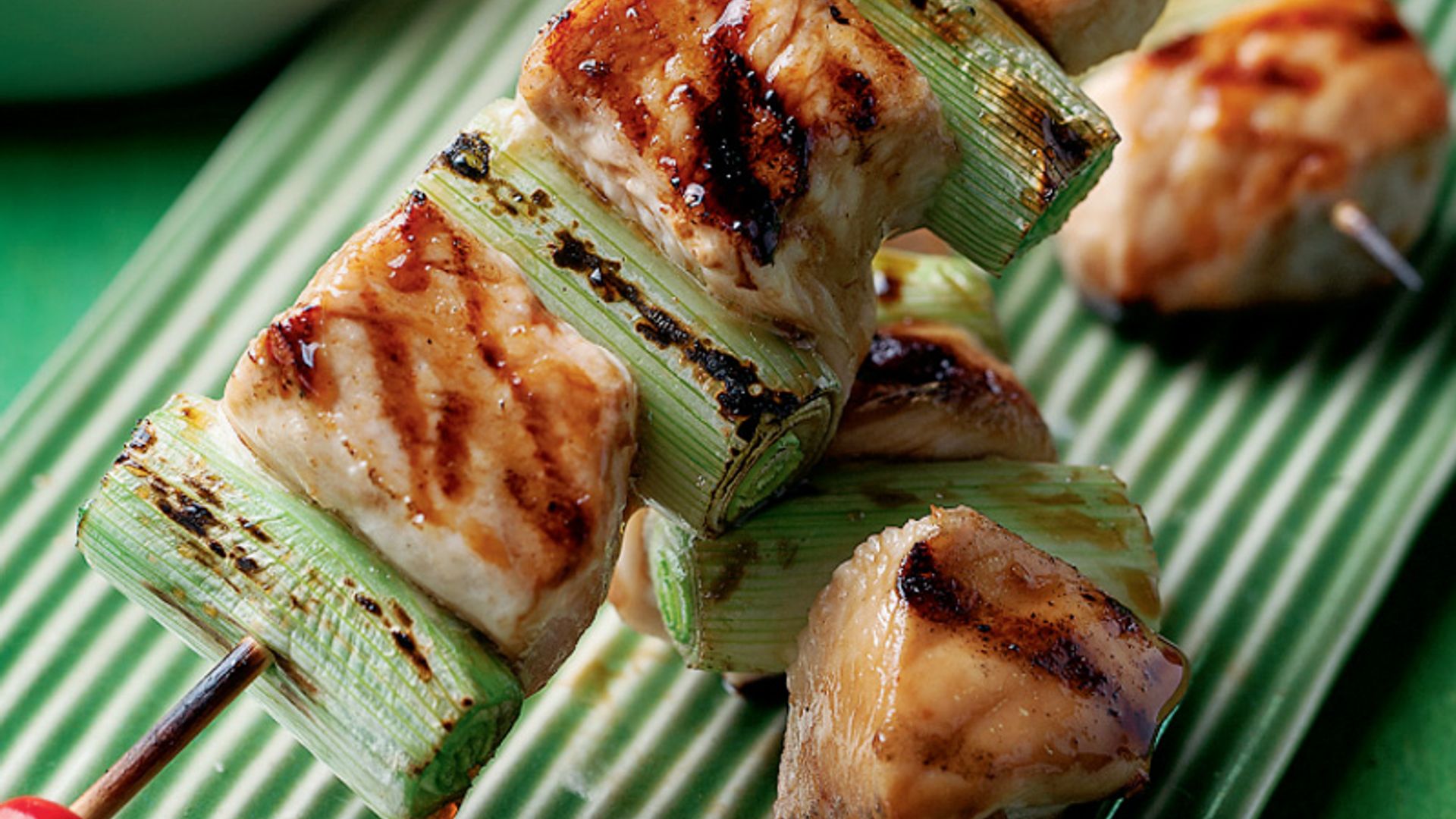Brochetitas 'yakitori' de pollo y cebolleta