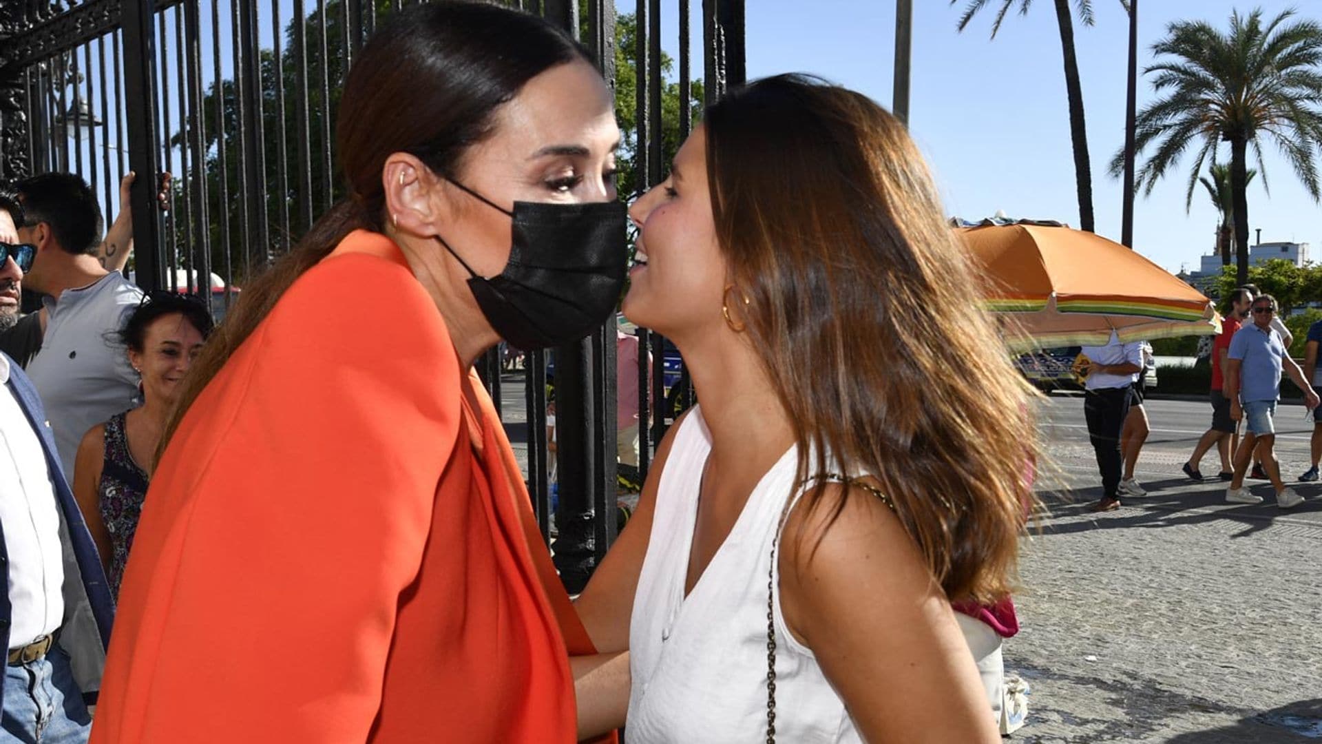 Cayetana Rivera y Vicky Martín Berrocal: el cariñoso reencuentro de dos amigas en la Maestranza