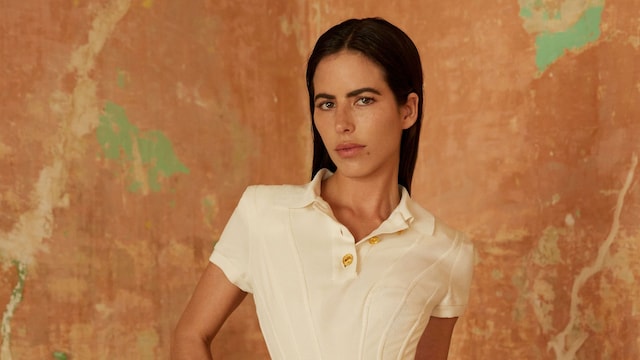 FORMAS DE EXPRESIÓN
Aunque estudió Psicología, su innata curiosidad ha hecho que esta catalana no haya dudado en embarcarse en numerosos proyectos relacionados con la creatividad y con la naturaleza -siempre presente-. Aquí con vestido, de Schiaparelli