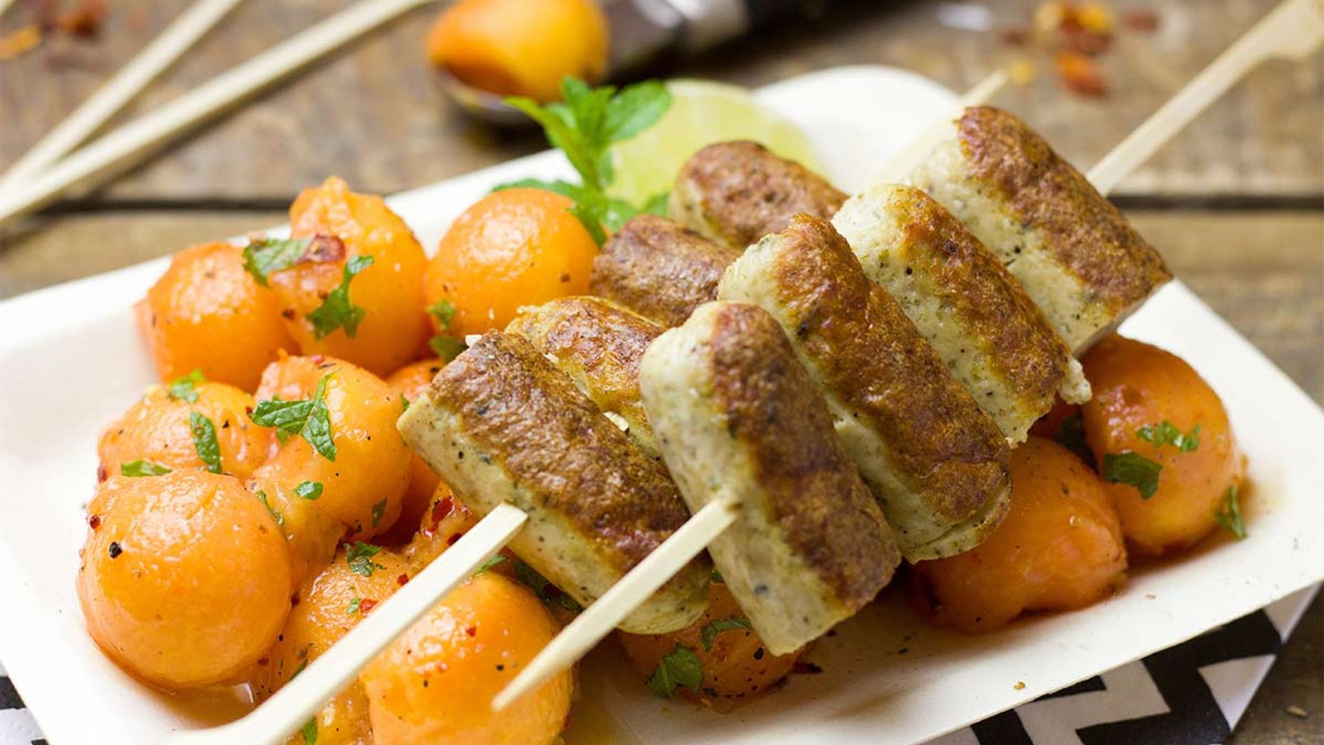 Salchichas con ensalada de papaya