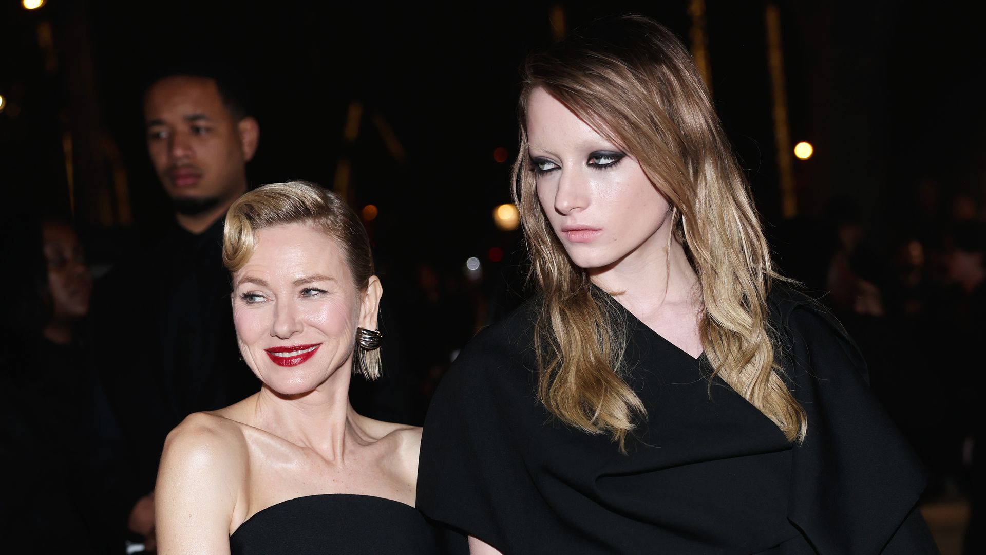 Naomi Watts y Kai Schreiber en el desfile de Balenciaga.