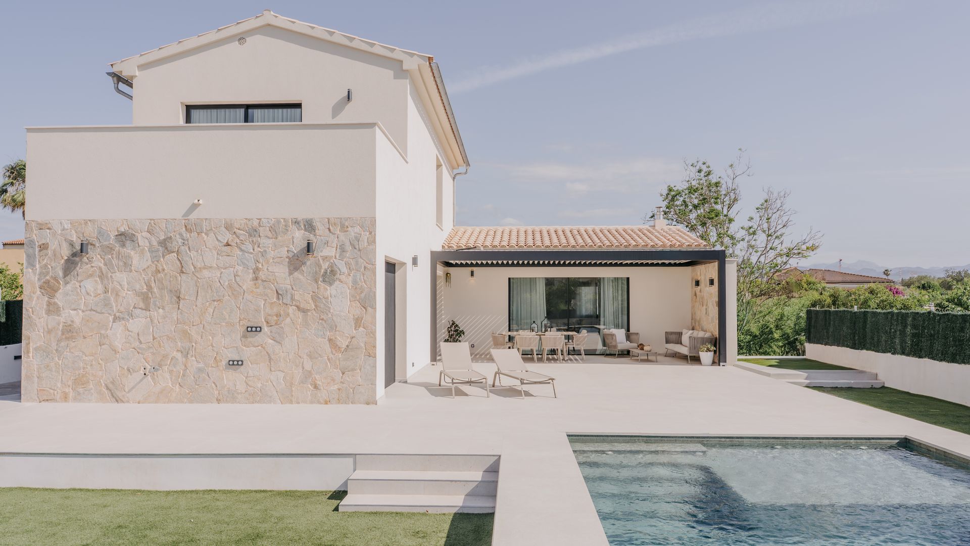 Casa con jardín y piscina