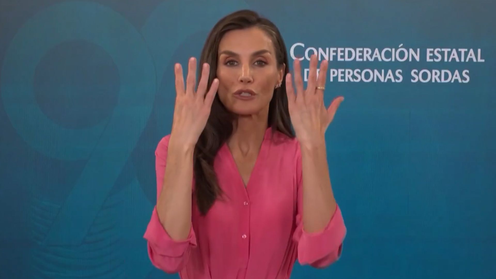 La reina Letizia vuelve a demostrar su gran dominio de la lengua de signos: no te pierdas lo que dice en su último vídeo