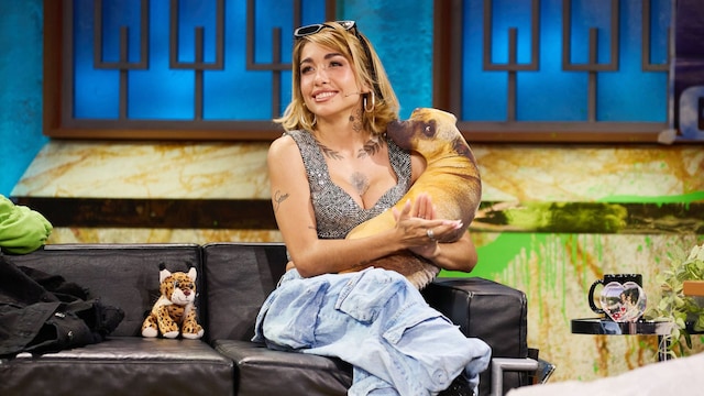 Plano entero de María Becerra en 'La Revuelta' sentada con un peluche