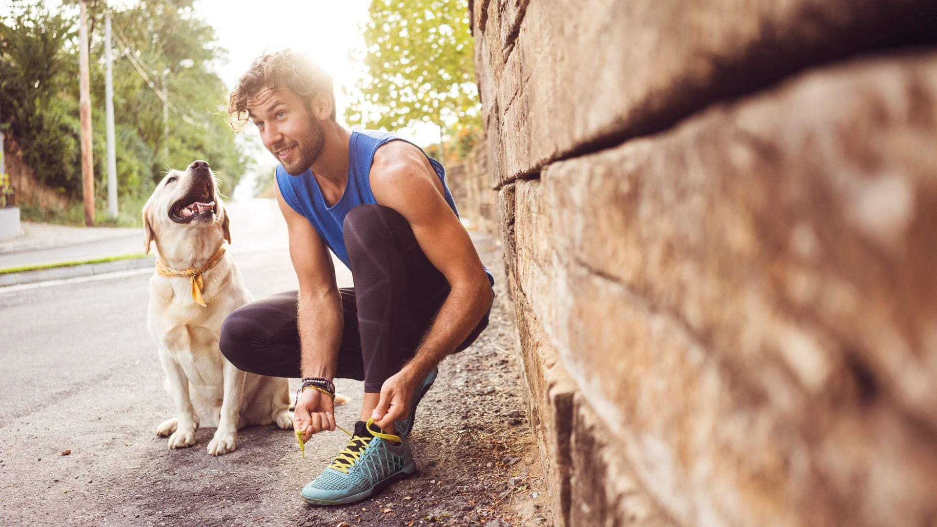 Un chico sale a correr junto a su perro, un Golden Retriever