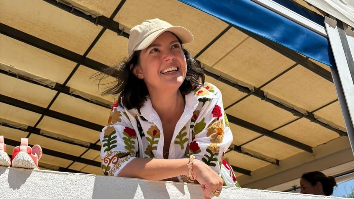 Isabelle Junot elige este vestido cómodo que ocupa poco en la maleta para un día de playa con su hija