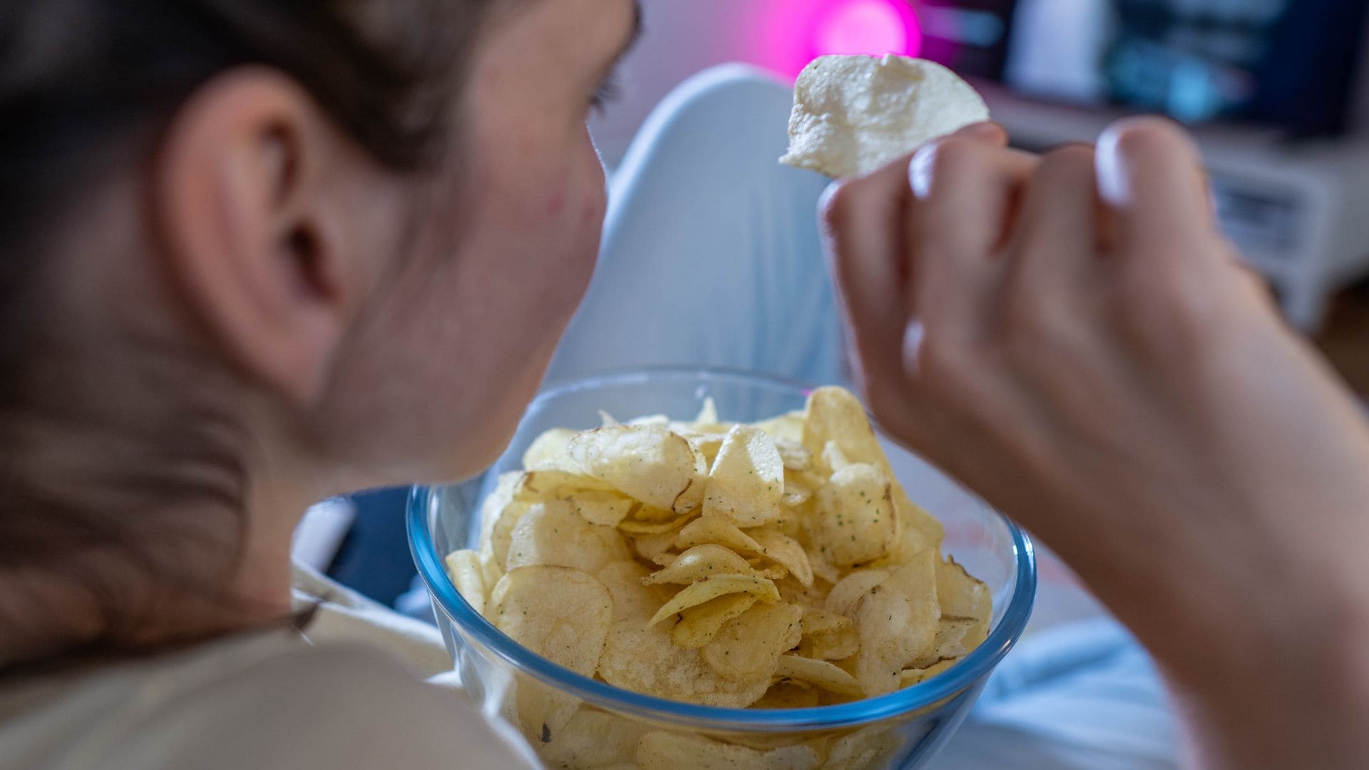 Mujer comiendo patatas fritas