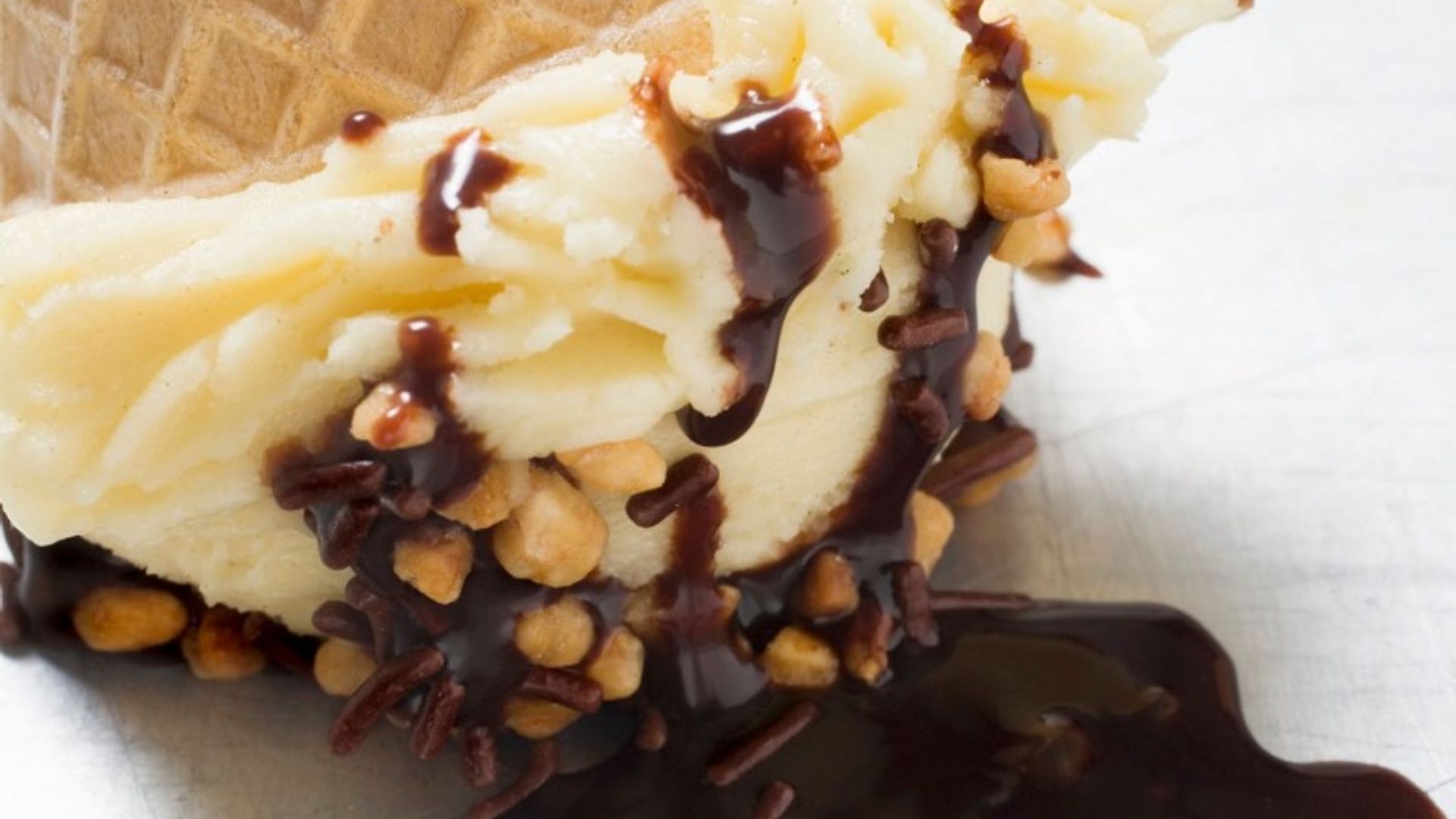 Cucuruchos con salsa de chocolate y nueces