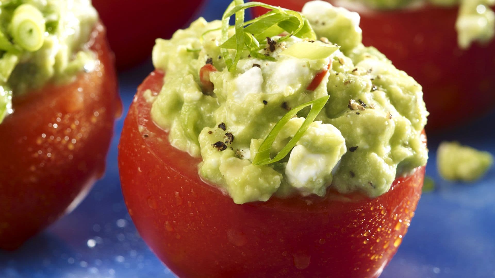 Tomates rellenos de aguacate y queso fresco