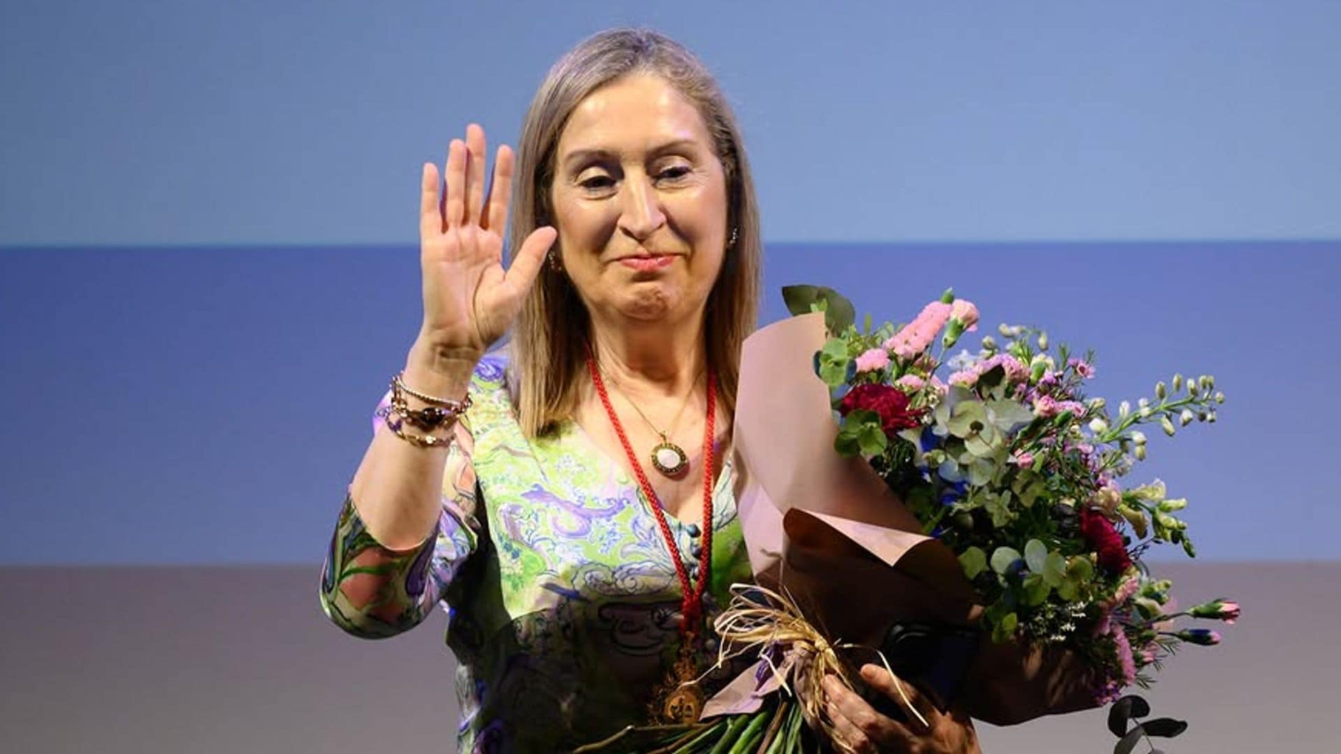 La exministra Ana Pastor salva la vida a un pasajero en pleno vuelo 