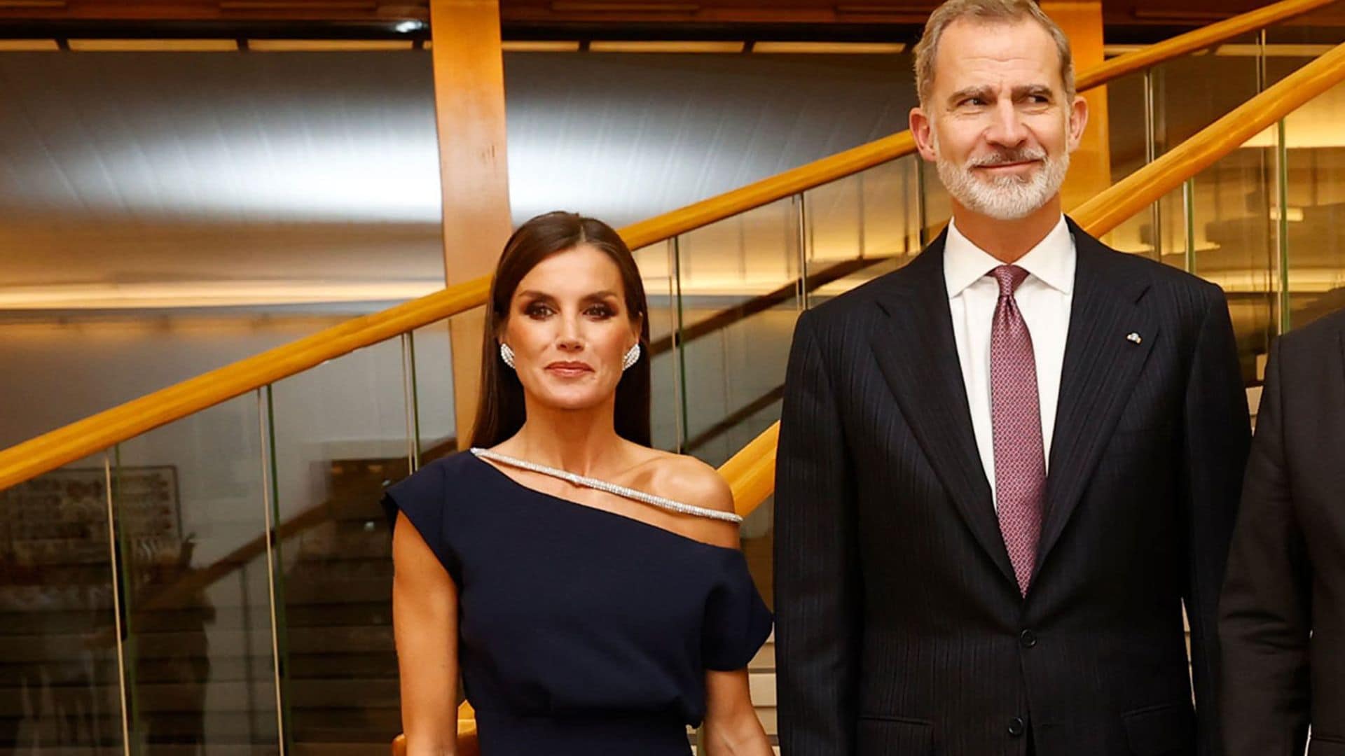 Un diseño gallego con joyas de doña Sofía: la apuesta de la Reina para una cena oficial