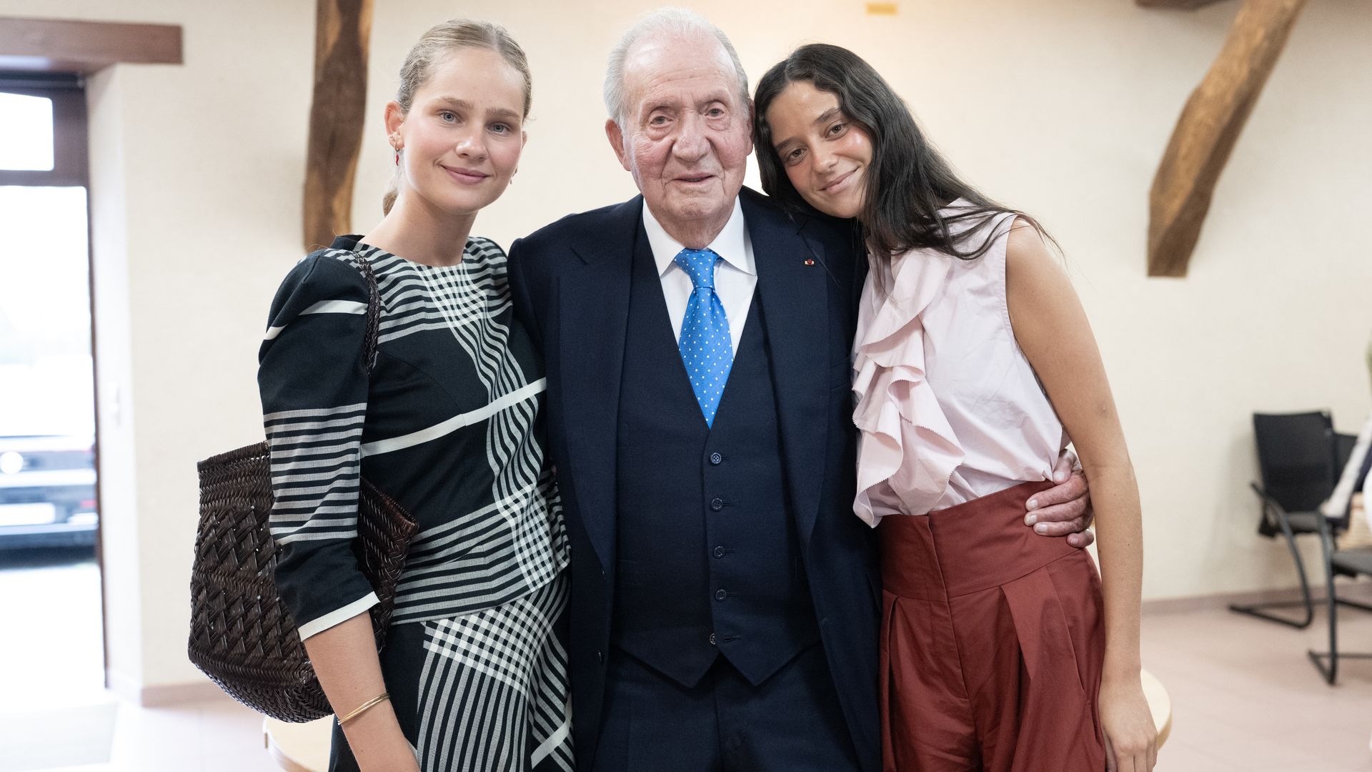 El rey Juan Carlos con sus nietas, Irene Urdangarin y Victoria de Marichalar