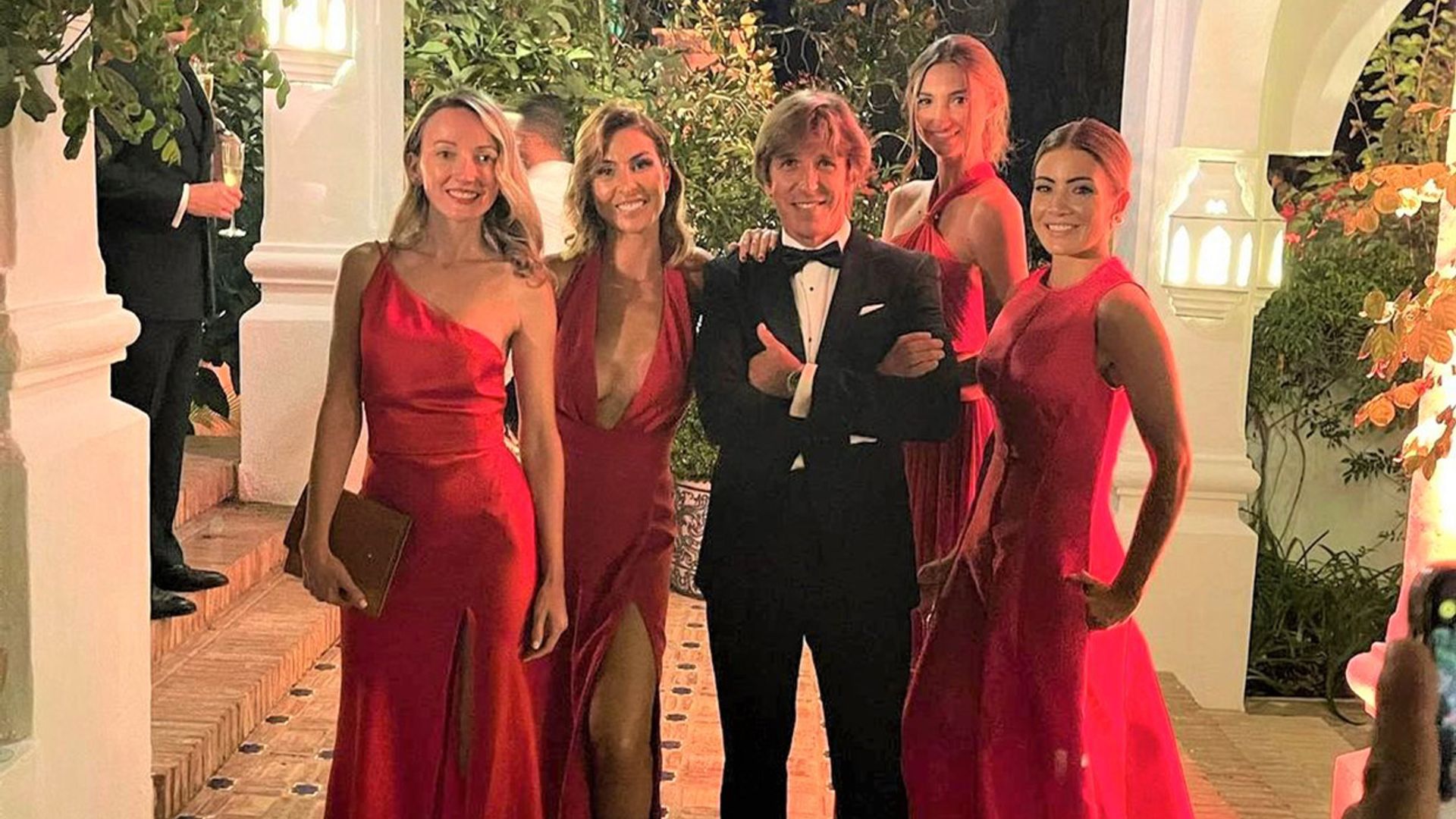 'El Cordobés' y Virginia Troconis brillan en la colosal celebración de la boda de Francisco de Borbón