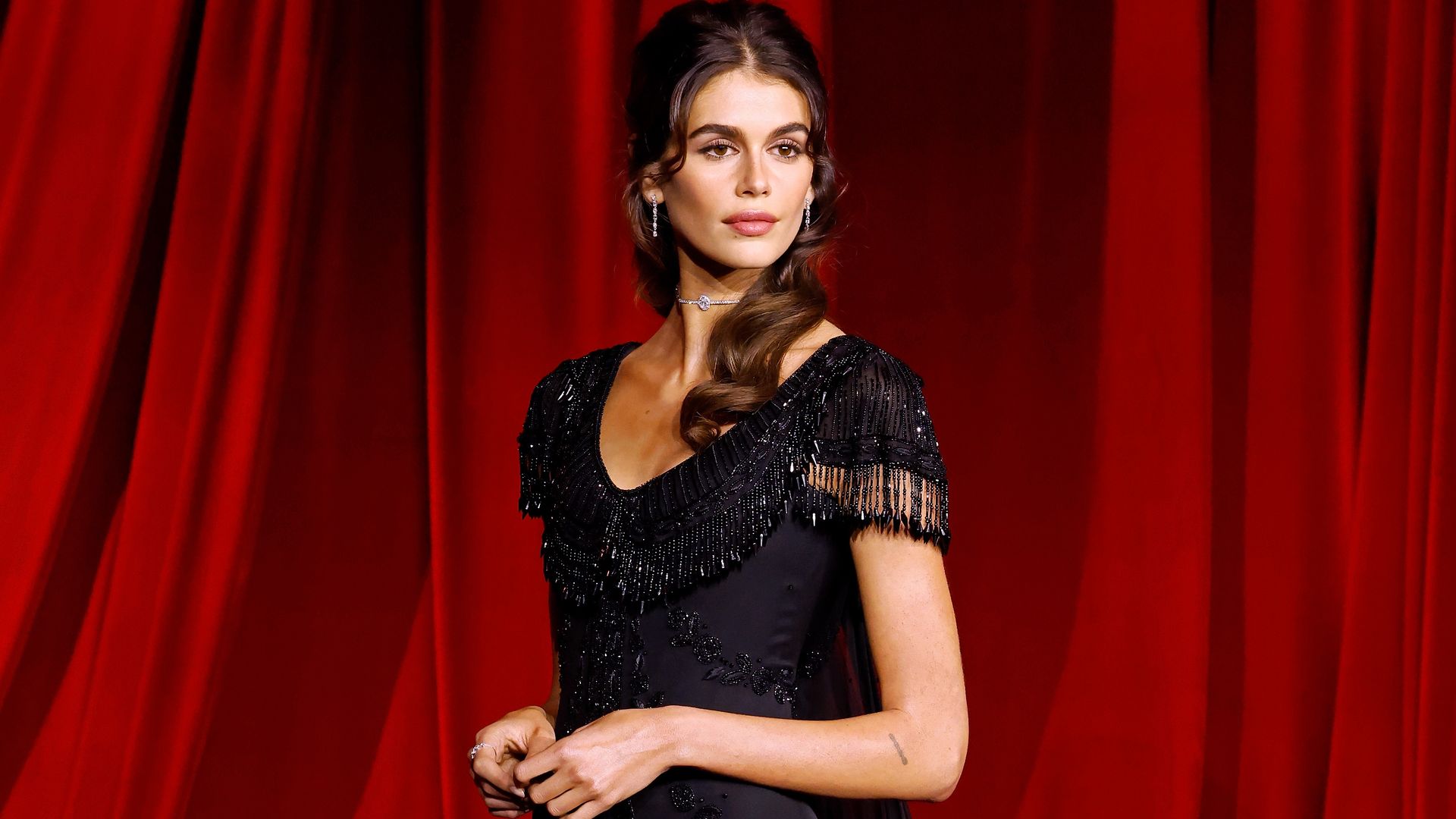 Kaia Gerber le rinde tributo a Audrey Hepburn con un 'look' vintage y elegante