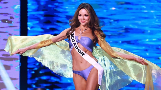 Plano entero de Tema Mara, Miss Ecuador, en el escenario