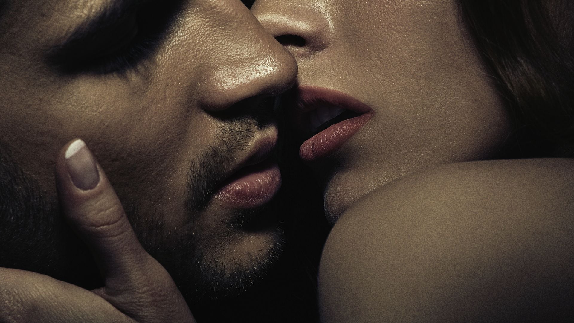 Este instante eterno, cargado de deseo, es un eco de millones de años. Desde los primeros simios que unieron sus bocas, el beso ha sido la chispa ancestral que nos conecta