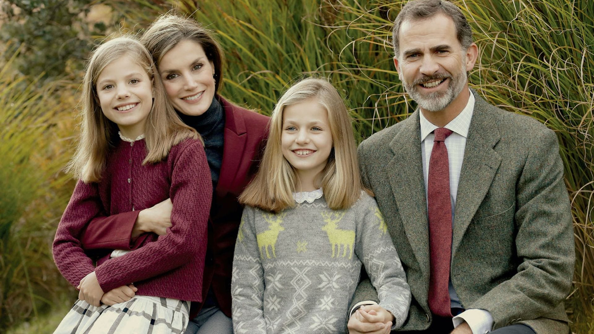 En Palacio, en Asturias o con guiño a momentos clave: así han evolucionado las postales navideñas de los Reyes y sus hijas