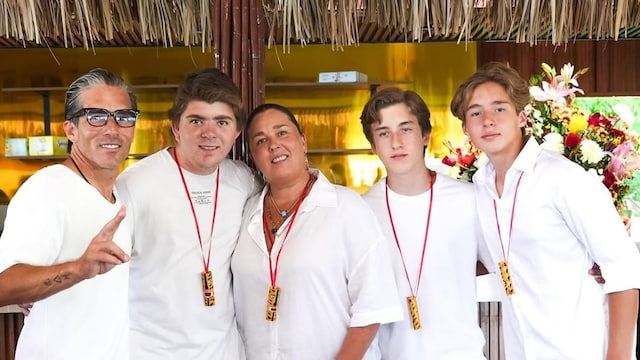 Fernando Reina con sus 3 hijos y Paola Carus, mamá de Alexis y Claudio.