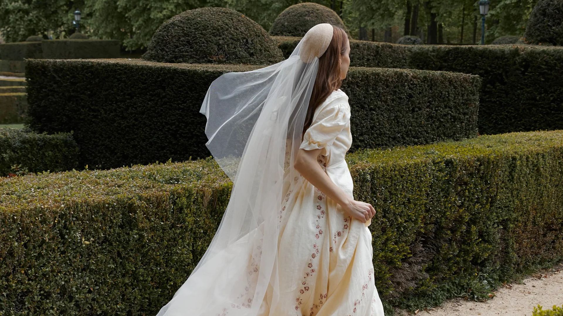 Flores bordadas, pintadas o estampadas: la inesperada tendencia que llenará de color los vestidos de las novias más románticos de 2026