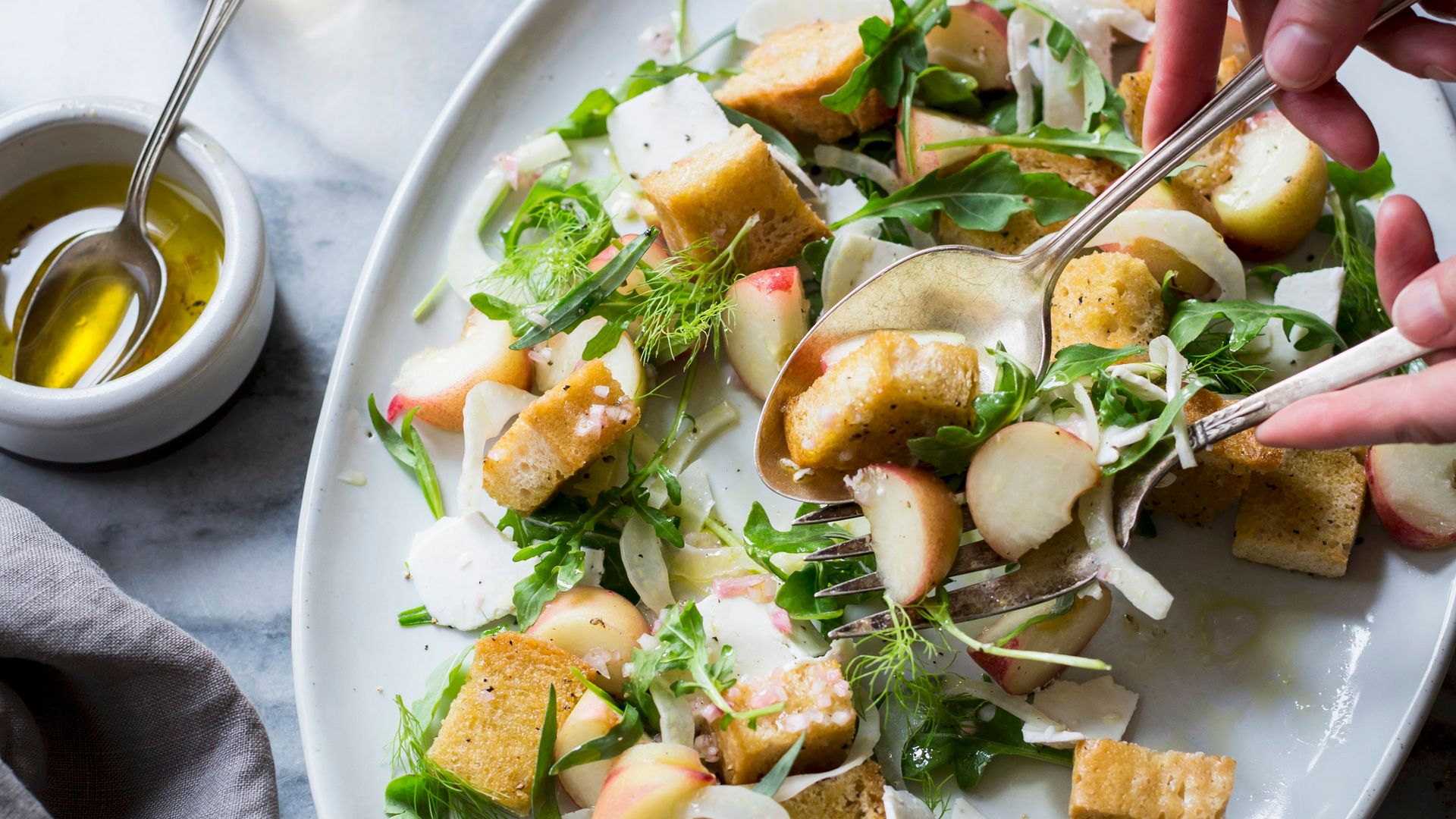 Ensalada de paraguaya con queso fresco, picatostes y estragón