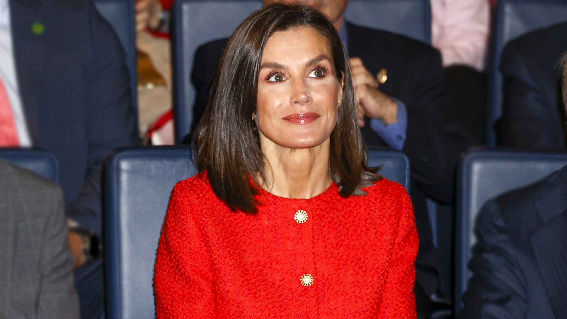 La reina Letizia estrena una chaqueta solidaria y vibrante que guardaba desde enero