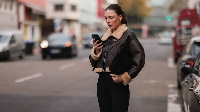 mujer movil calle